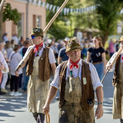 Bild vergr&ouml;&szlig;ern: Mitglieder vom Vogtl&auml;ndischer Fl&ouml;&szlig;erverein Muldenberg in traditioneller Kleidung laufen beim Umzug mit.