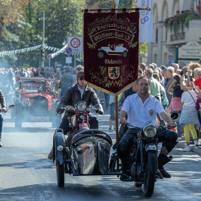 Bild vergr&ouml;&szlig;ern: Historische Fahrzeuge waren auch dabei - Auf Bild altes Motorrad.