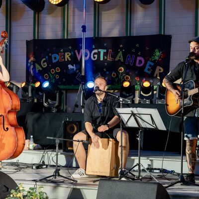 Bild vergr&ouml;&szlig;ern: Die Band The Hotshots - Junge Musiker spielen auf der B&uuml;hne