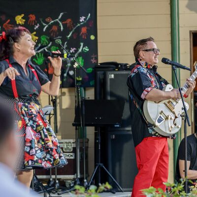Bild vergr&ouml;&szlig;ern: Auf der B&uuml;hne spielen Musiker in alter Kleidung Rock 'n' Roll