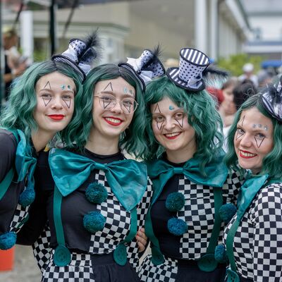 Bild vergr&ouml;&szlig;ern: Junge Frauen in Faschingskost&uuml;men