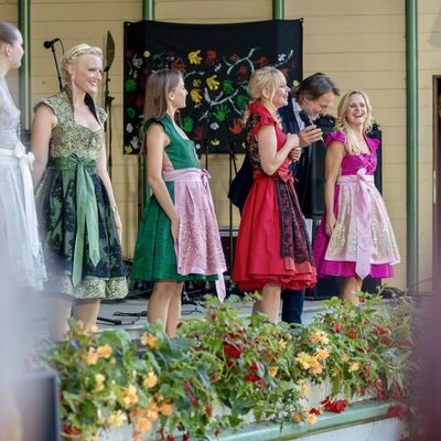 Bild vergr&ouml;&szlig;ern: Frauen im Dirndl zeigen sich auf der B&uuml;hne.