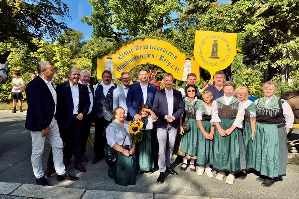 Bild vergr&ouml;&szlig;ern: Gruppenfoto mit den Mitgliedern vom ersten Traditionsverein Markneukirchen / Berg e.V.und mit Landrat Thomas Hennig sowie Ministerpr&auml;sidenten Michael Kretschmer