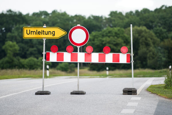 Bild vergr&ouml;&szlig;ern: Auf dem Bild sieht man eine Stra�ensperrung sowie eine Umleitung.