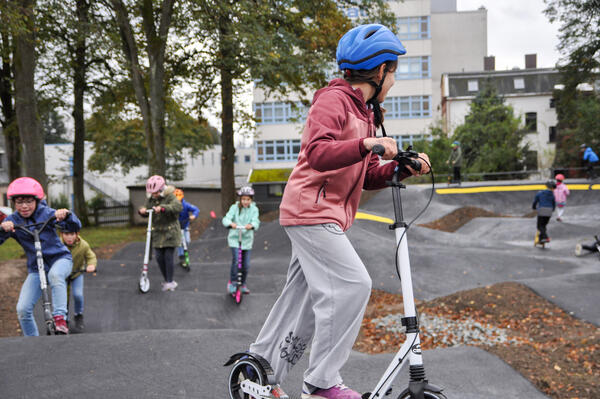 Bild vergr&ouml;&szlig;ern: Der neue Pumptrack im Jugendpark Sch�neck wurde gleich getestet.