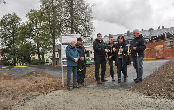 Bild vergr&ouml;&szlig;ern: Landrat Thomas Hennig (mitte) gab gemeinsam mit B&uuml;rgermeister Andy Anders (mitte) und weiteren G&auml;sten den neuen Pumptrack f&uuml;r die Kinder und Jugendlichen frei.