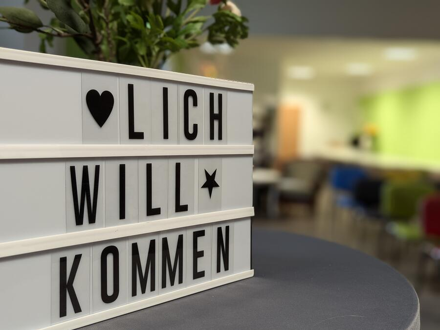 Ein Schild, auf dem Herzlich Willkommen steht.