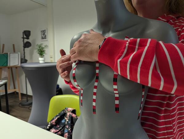 Bild vergr&ouml;&szlig;ern: An einer Puppe zeigt sie ihre Techniken.
