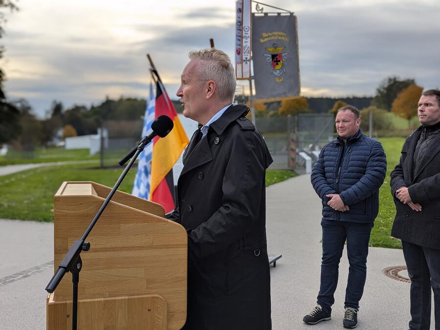 Dr. Axel Steinbach steht an einem Rednerpult.