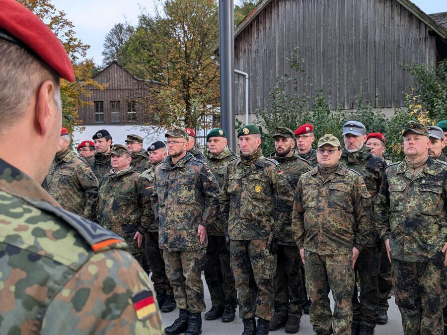 Soldaten sind angetreten.