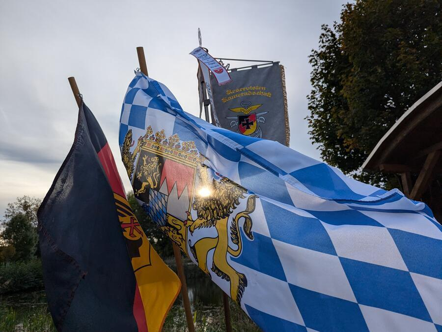 Landesflaggen wehen im Wind.