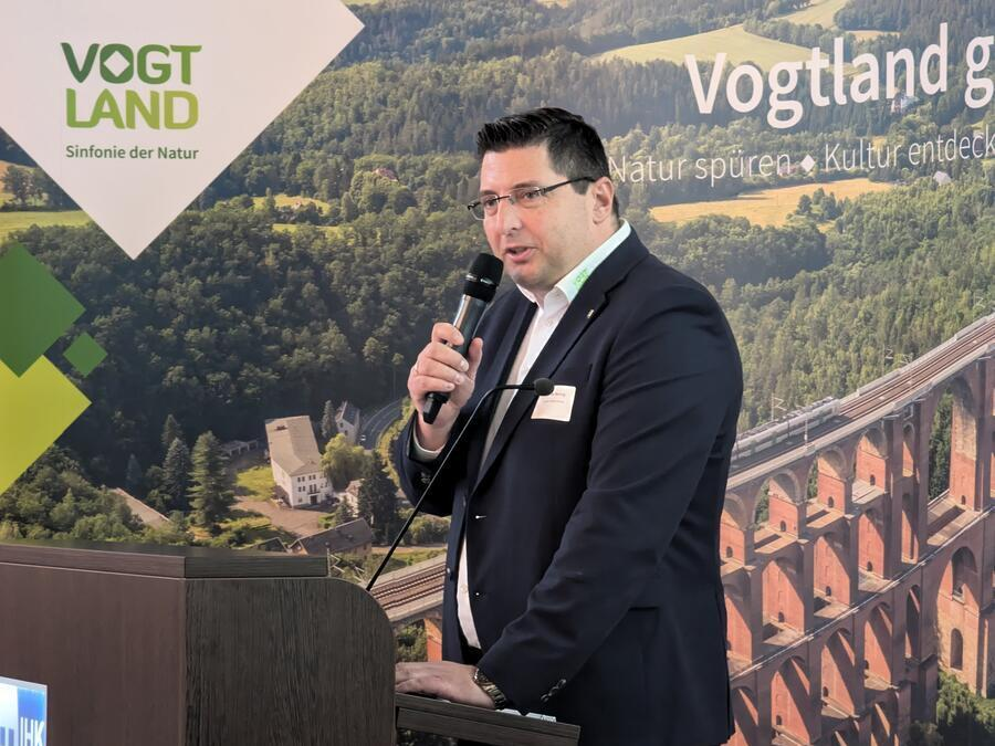 Landrat Thomas Hennig h&auml;lt eine Rede.
