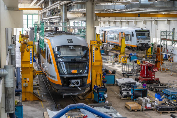 Bild vergr&ouml;&szlig;ern: Das Bild zeigt einen Triebwagen der L&auml;nderbahn in der hauseigenen Werkstatt in Neumark.