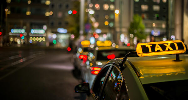 Bild vergr&ouml;&szlig;ern: Taxis parken in einer Reihe.