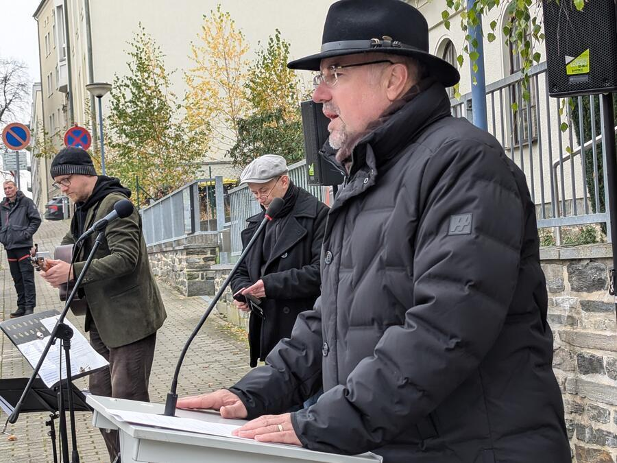 Oberb&uuml;rgermeister Steffen Zenner h&auml;lt eine Rede.