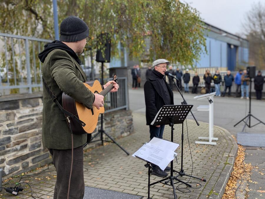 Jens B&uuml;hring singt.