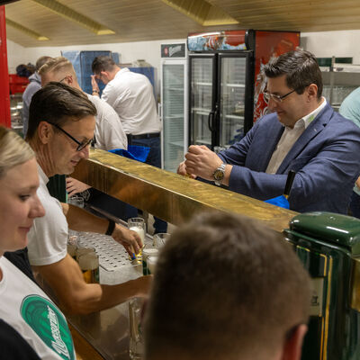 Bild vergr&ouml;&szlig;ern: Landrat Thomas Hennig zapfte auch f&uuml;r die Ehrenamtler frisches Bier.