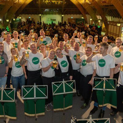 Bild vergr&ouml;&szlig;ern: Gruppenfoto von den Mitarbeitern der Brauerei, die f&uuml;r einen tollen Abend gesorgt haben.
