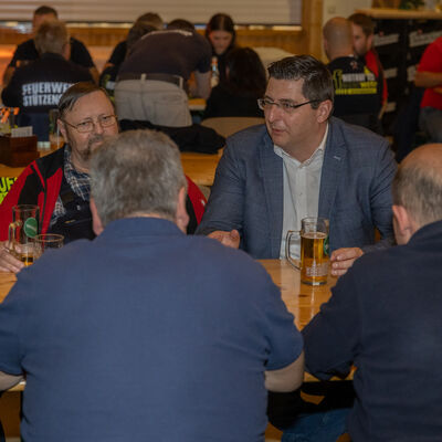 Bild vergr&ouml;&szlig;ern: Landrat Thomas Hennig im Gespr&auml;ch mit Kameraden der Feuerwehren.