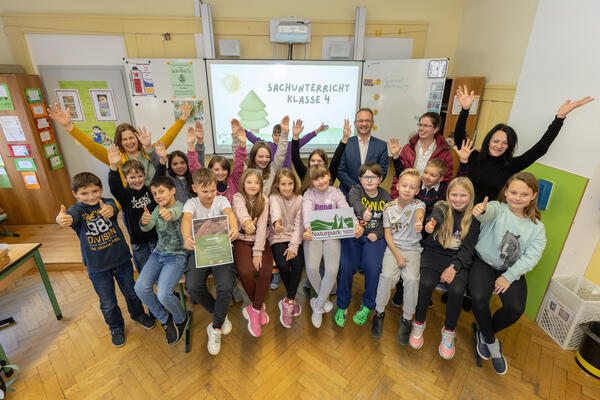 Bild vergr&ouml;&szlig;ern: Eine Klasse jubelt.