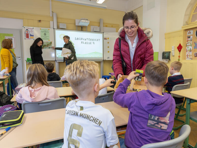 Dr. Christine Heuck geht durch die Klasse.