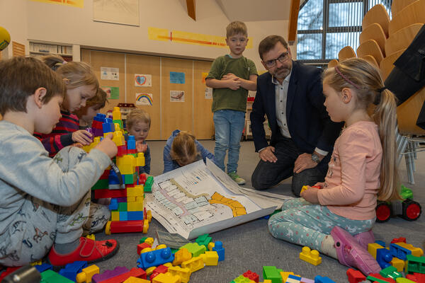 Bild vergr&ouml;&szlig;ern: B&uuml;rgermeister Andreas Gruner hofft, dass die Kinder bald in ihre neue Einrichtung einziehen k&ouml;nnen.