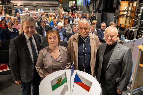 Bild vergr&ouml;&szlig;ern: Gruppenfoto der Preistr&auml;ger - von links: Mgr. Miroslav Cvrk, PaedDr. Ladislava Nitsch, Mgr. Zbyněk Illek und Armin D&ouml;hler