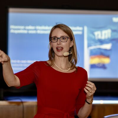 Bild vergr&ouml;&szlig;ern: Frau Prof. Dr. med. Alena Buyx h&auml;lt einen Vortrag zum Thema &raquo;K&uuml;nstlicher Intelligenz&laquo; - Sie beleuchtete die Chancen und Risiken.