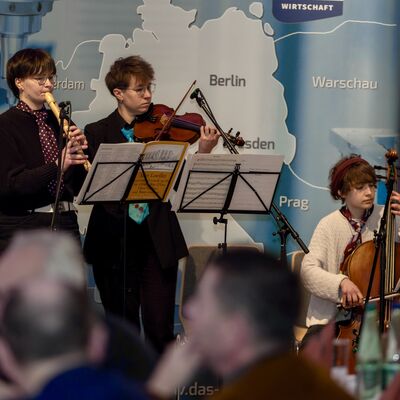 Bild vergr&ouml;&szlig;ern: Sch&uuml;lerinnen und Sch&uuml;lern der Berufs- und Berufsfachschule Vogtl&auml;ndischer Musikinstrumentenbau spielen Musik.