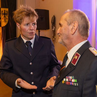 Bild vergr&ouml;&szlig;ern: Hauptamtlicher Kreisbrandmeister Gerd P&uuml;rzel im Gespr&auml;ch mit dem Regionalbereichsleiter Ost Gunter Reichelt