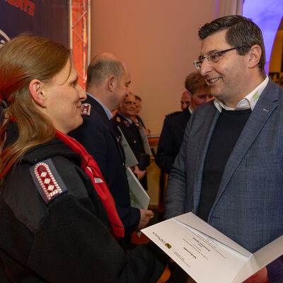 Bild vergr&ouml;&szlig;ern: Landrat Thomas Hennig &uuml;bergibt die Urkunde und Medaille an Kristina Wild Mitglied Feuerwehr in Weischlitz/ Ortsfeuerwehr Reuth