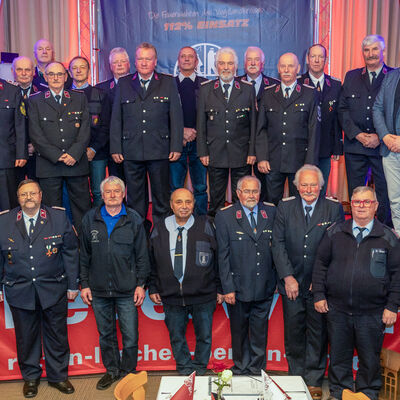 Bild vergr&ouml;&szlig;ern: Gruppenfoto von den Ehrenamtlichen, die schon 50 Jahre im Dienst sind.