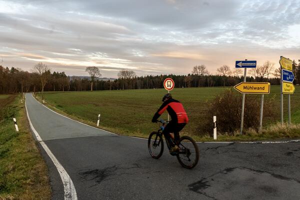 Bild vergr&ouml;&szlig;ern: Das Bild zeigt einen Fahrradfahrer, der in die Buchwalder Stra�e abbiegt.
