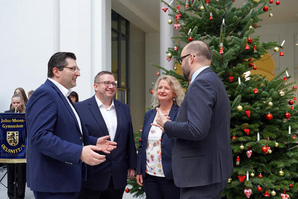 Bild vergr&ouml;&szlig;ern: Landrat Thomas Hennig im Gespr�ch mit Oberb�rgermeister Mario Horn und Kultusminister Christian Piwarz