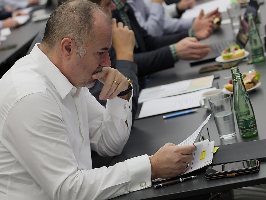 Steffen Zenner, Oberb&uuml;rgermeister der Stadt Plauen, liest sich die Tagesordnung durch.