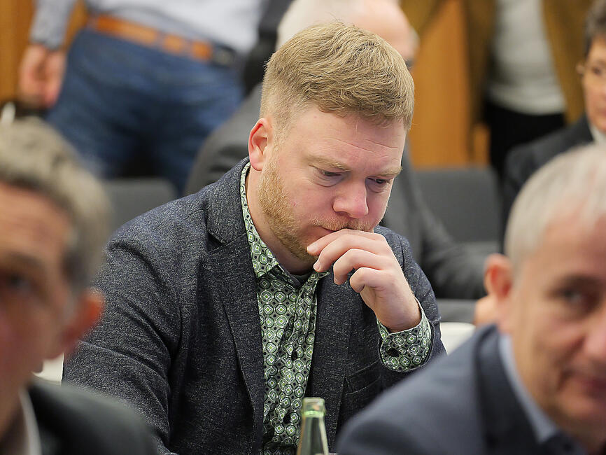 B&uuml;rgermeister Michael Pohl macht sich Notizen.