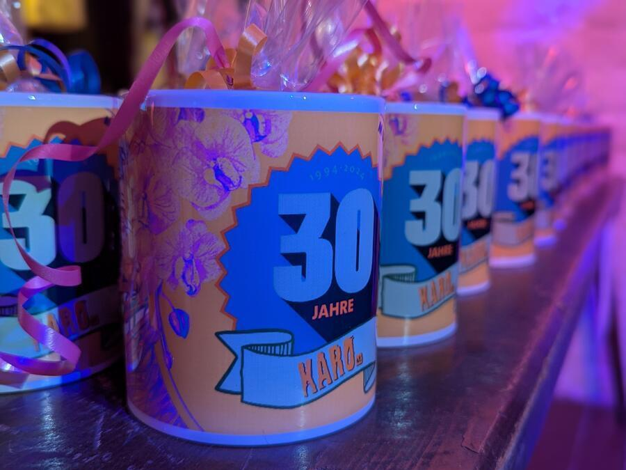 Eine Tasse, auf der 30 Jahre KARO e.V. steht.