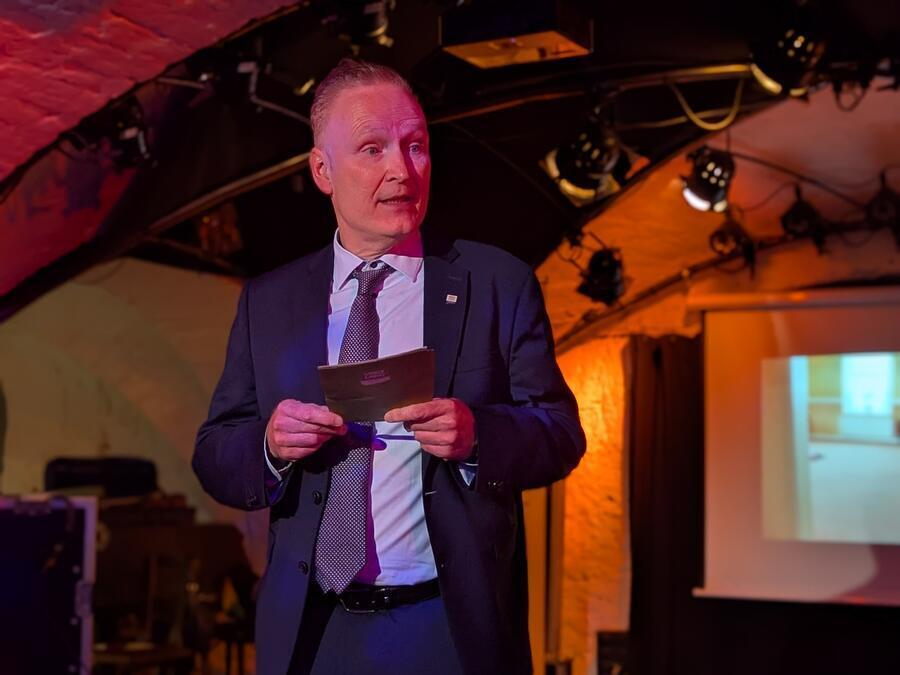 Dr. Axel Steinbachh&auml;lt eine Rede.