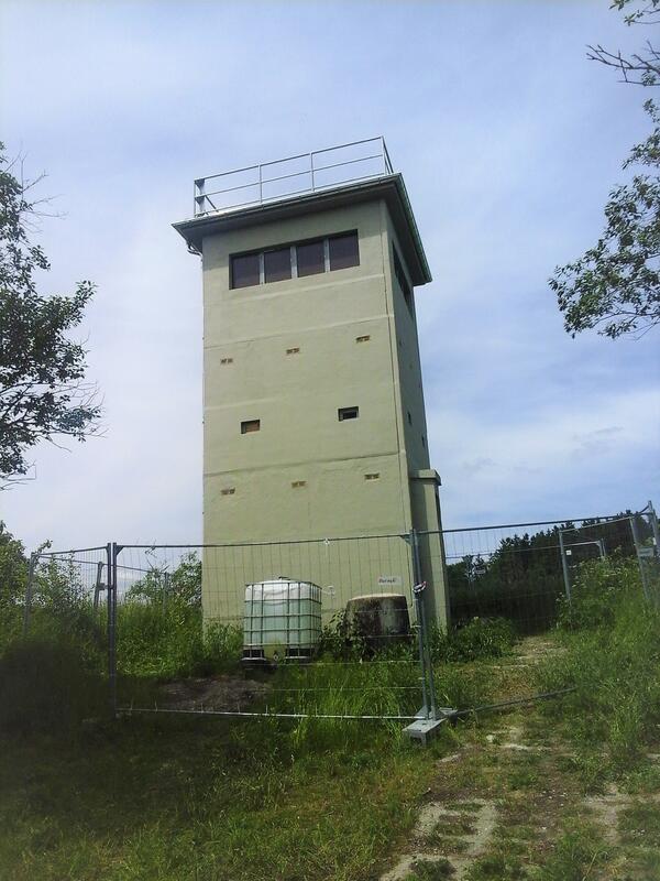 Bild vergr&ouml;&szlig;ern: Das Bid zeigt den hellgelben Grenzturm in Heinersgr�n mit sanierter Fassade. Die teilweise beschmierte Au�enh�lle wurde neu gestrichen.