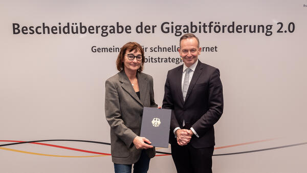 Bild vergr&ouml;&szlig;ern: Marion P&auml;&szlig;ler, Leiterin des Amtes f&uuml;r Wirtschaft und Bildung (links) nahm den Zuwendungsbescheid entgegen.