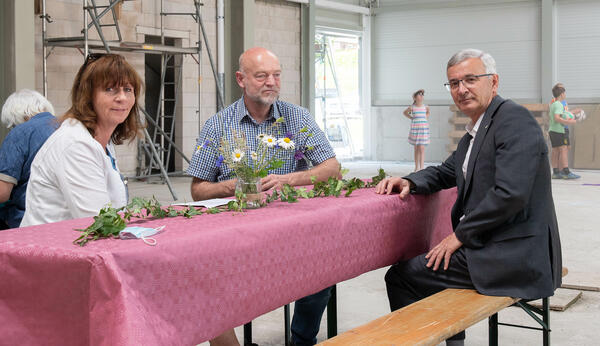Bild vergr&ouml;&szlig;ern: Sch&ouml;necks B&uuml;rgermeisterin Isa Suplie, Landtagsabgeordneter Andreas Heinz und Landrat Rolf Keil (von links nach rechts) feierten gemeinsam mit Sch&uuml;lern, Lehrern, Bauschaffenden und Planern das Richtfest.