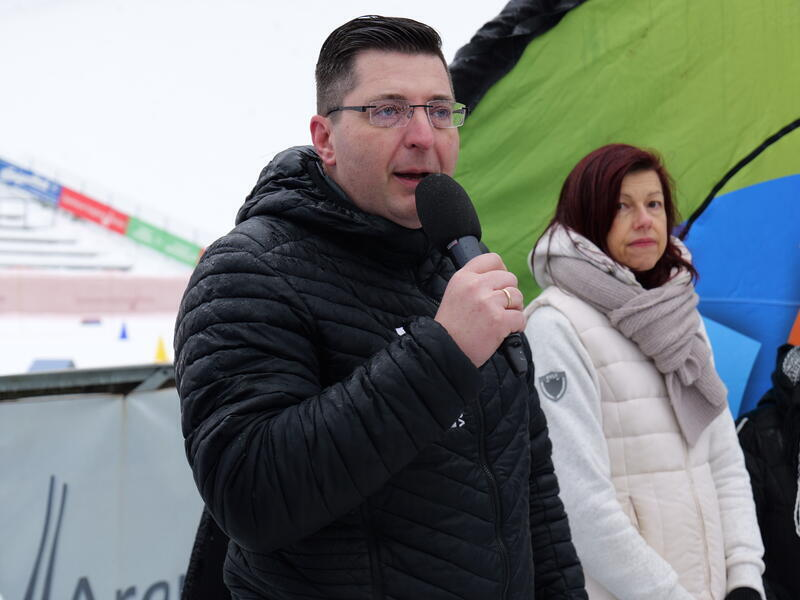 Landrat Thomas Hennig h&auml;lt eine Rede.