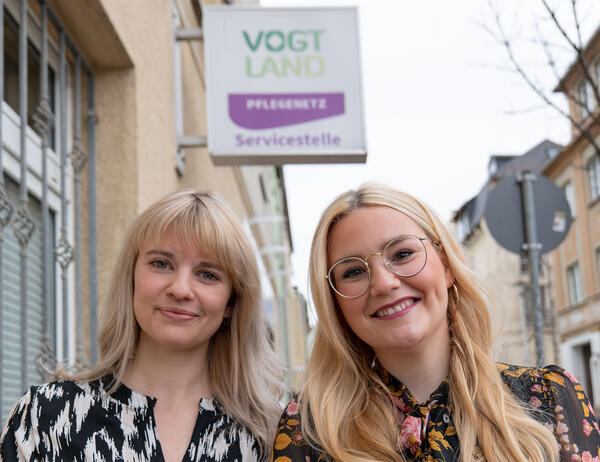 Bild vergr&ouml;&szlig;ern: Auf dem Bild sind zwei Frauen zu sehen, die vir einem Schild posieren.