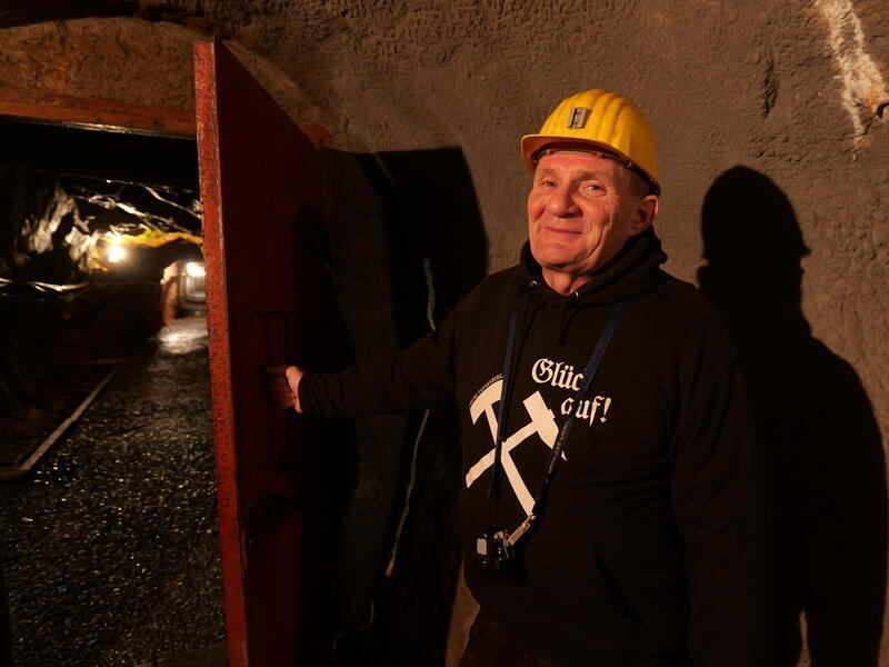 Steffen Gerisch h&auml;lt eine schwere Metallt&uuml;r auf.
