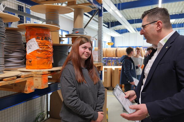 Bild vergr&ouml;&szlig;ern: Landrat Thomas Hennig bei einem Gespr&auml;chstermin bei der Firma S&S Electronic GmbH in Klingenthal