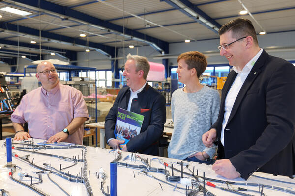 Bild vergr&ouml;&szlig;ern: Landrat Thomas Hennig (rechts) im Gespr&auml;ch mit Prokurist Ren&eacute; Dallmann, Sternquell-Gesch&auml;ftsf&uuml;hrer Jan Gerbeth und Eva Dallmann (v.l.n.r.)