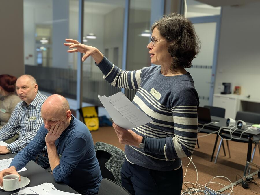 Julia Mende von der Koordinierungsstelle teilt die Anwesenden in Gruppen auf.