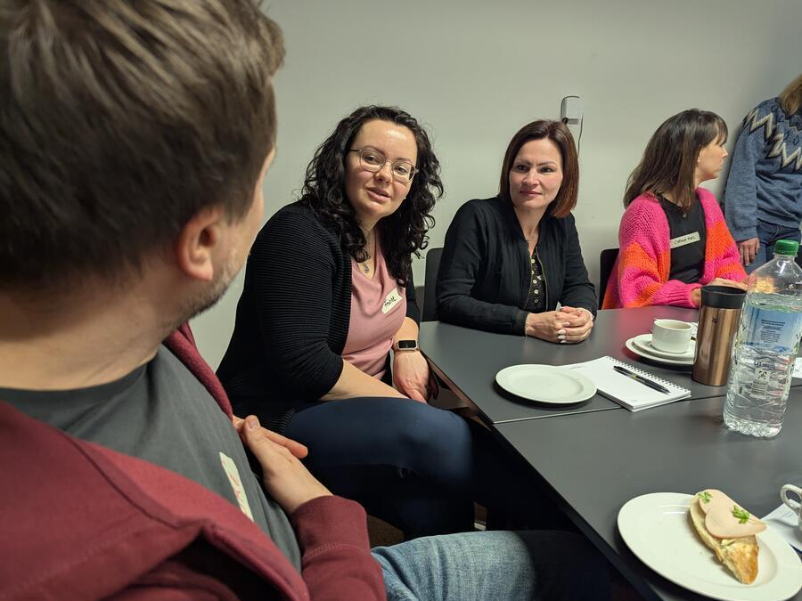 In Gruppen erarbeiten die Anwesenden verschiedene Themenkomplexe.