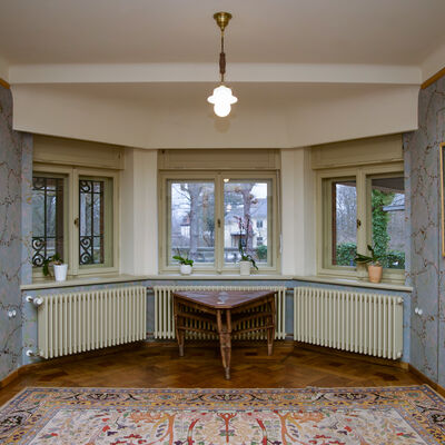 Bild vergr&ouml;&szlig;ern: Raum mit drei Fenstern und Blick in den Garten. In diesen R&auml;umlichkeiten finden regelm&auml;&szlig;ig Ausstellungen statt.