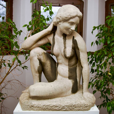 Bild vergr&ouml;&szlig;ern: Brunnenfigur sitzend in Hellbraun von Richard Engelmann aus den Jahr 1913